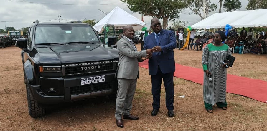 BOUAKE : LAURENT TCHAGBA REMET DES TRICYCLES ET VÉHICULES À DIZAINES D'ASSOCIATIONS, GROUPEMENTS ET DIRECTIONS RÉGIONALES