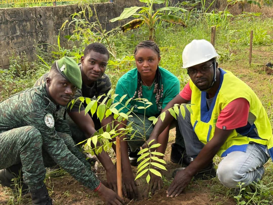 CÔTE D'IVOIRE-TIAPOUM :160 PLANTS MIS EN TERRE POUR LA DÉLIMITATION DE SITES RELIGIEUX ET LA PROTECTION DE L'USINE ASSUÉ OIL