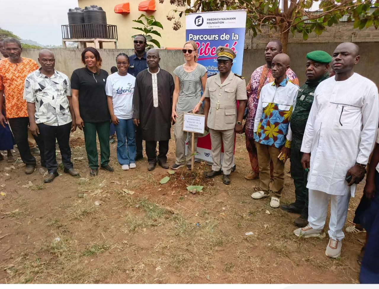 CÔTE D'IVOIRE -MAN:LA FONDATION FRIEDRICH NAUMANN ET LES EAUX ET FORÊTS DU TONKPI SENSIBILISENT LES JEUNES AUX VALEURS ÉCO-CITOYENNES