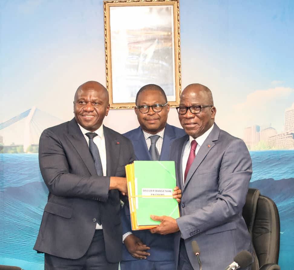 CÔTE D’IVOIRE/PASSATION DE CHARGES AU MINISTÈRE DE L’ENVIRONNEMENT : ABOU BAMBA S’ENGAGE À CONSOLIDER LES ACQUIS ET ACCÉLÉRER LA TRANSITION ÉCOLOGIQUE