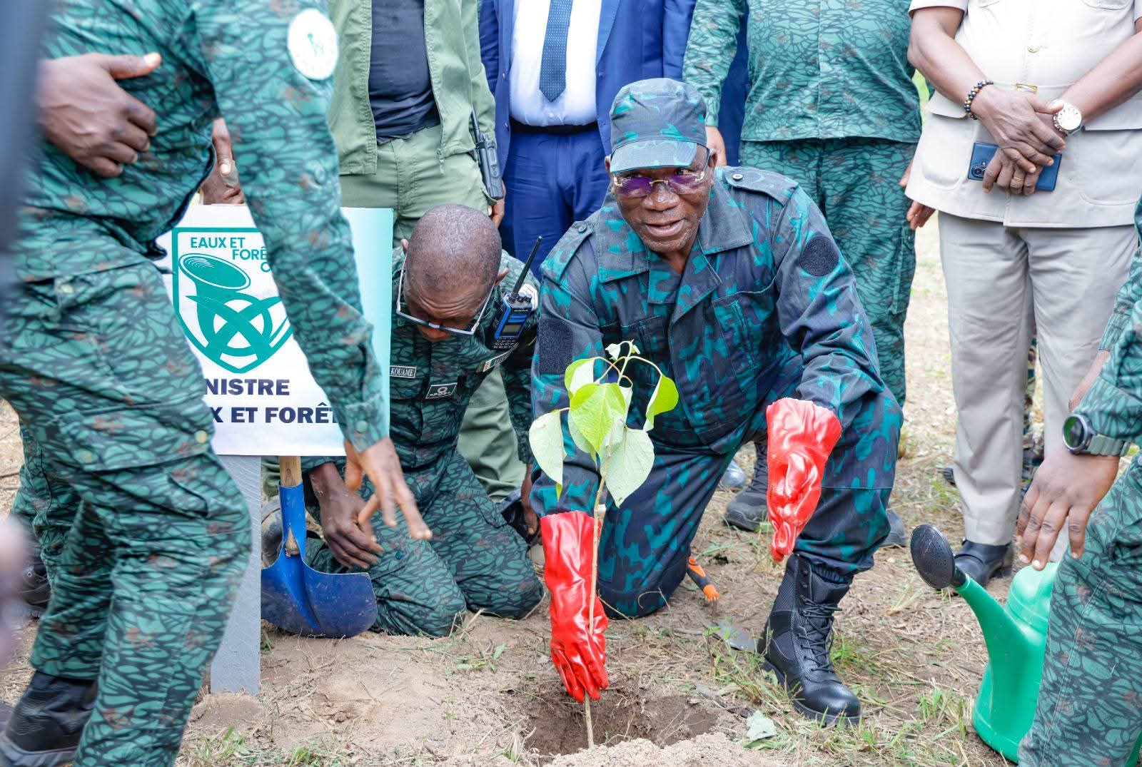 CÔTE D'IVOIRE- LE MINISTRE DES EAUX ET FORÊTS LANCE UNE CAMPAGNE NATIONALE DE REBOISEMENT COMPENSATOIRE À FRESCO